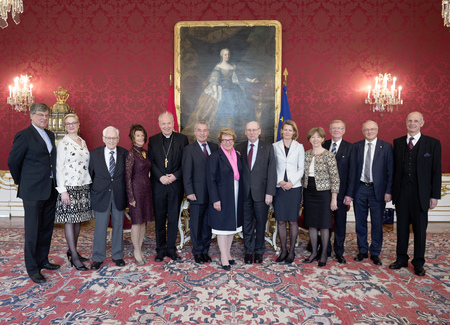 Bundespräsident Fischer ehrt Opferschutzkommission / Carina KARLOVITS/HBF, Carina KARLOVITS Ehrenzeichenüberreichung an Brigitte DÖRR, Mag. Caroline LIST, Dr. Hubert FEICHTLBAUER und an Univ. Prof. Dr. Reinhard HALLER in der Präsidentschaftskanzlei