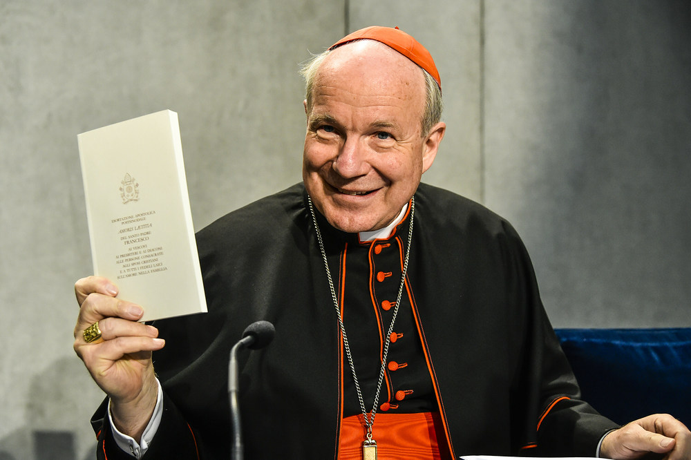 Kardinal Christoph Schönborn, Erzbischof von Wien, während der Vorstellung des nachsynodalen Schreibens von Papst Franziskus zu Ehe und Familie 'Amoris laetitia', 'Freude der Liebe', am 8. April 2016 im Vatikan. Er hält eine italienische Ausgabe des 